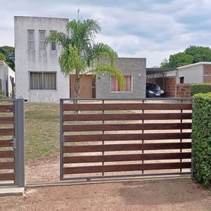 Casa De 3 Dormitorios Y 2 Baños En Costa Azul