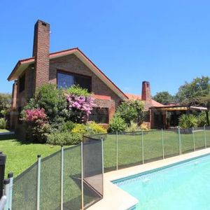 Residencia En Carrasco Sur Con Amplio Terreno, 3 Suites, Barbacoa, Piscina Y Mas