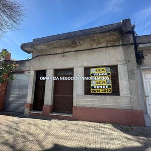 Venta Casa Padron Unico Para Reciclar En La Comercial, 3 Dormitorios, 2 Baños, Cochera Para Varios Autos, Patio