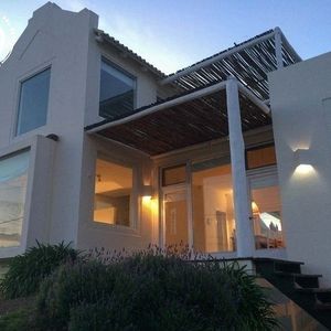 Hermosa Casa Ubicada En Primera Línea
