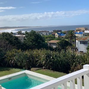Casa Ubicada En Pueblo De José Ignacio, Con Despejadas  Vistas Al Mar.