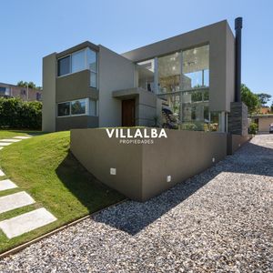 Casa En Venta Moderna De Construccion Tradicional, Cerca Del Mar.
