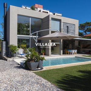 Casa En Venta Moderna De Construccion Tradicional, Cerca Del Mar.