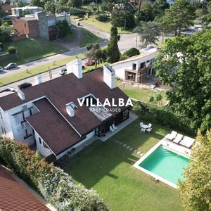 Casa A La Venta En Playa Mansa Punta Del Este, Gran Tamaño Ubicada En Zona Privilegiada.
