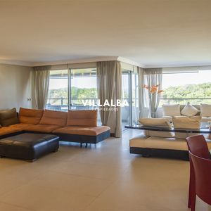 Apartamento De 4 Dormitorios En Punta Del Este Frente Al Mar En Playa Brava