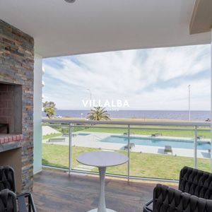 Apartamento En Alquiler De 2 Dormitorio Frente Al Mar En Edificio Cruceros, Punta Del Este , Playa Mansa