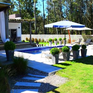 Moderna Casa En El Bosque Cerca Del Mar.