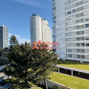 Apartamento De 3 Dormitorios Y Dep. En Venta En Punta Del Este