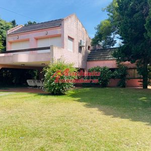 Casa En Venta Y Alquiler,  50 Metros De La Playa.