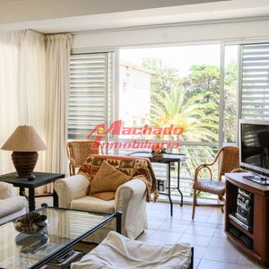 Apartamento En Venta Dos Dormitorios Y Dependencia De Servicio En Punta Del Este