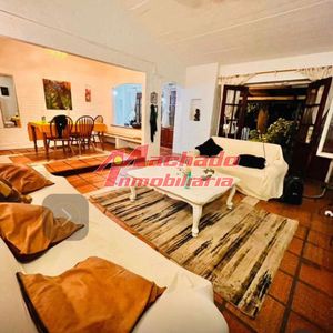 Vende Casa En Punta Del Este De 4 Dormitorios.