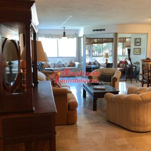 Apartamento En Venta Y Alquiler De 3 Dormitorios Y Dependencia En Punta Del Este