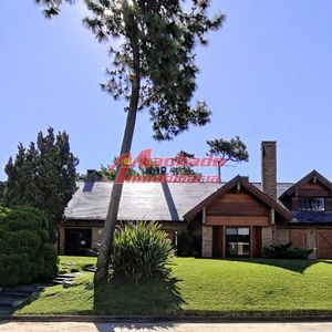 Venta De Hermosa Casa 5 Dormitorios En Suite, A Metros Del Mar.