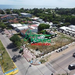 Gran Terreno Esquina Sobre Avenida Artigas A 4 Cuadras Playa. Zona Comercial