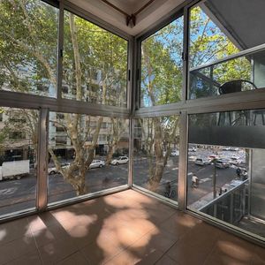 Venta De Apto 2 Dorm + Balcon Vidriado + Garage En Pocitos. Bajos Gastos Comunes