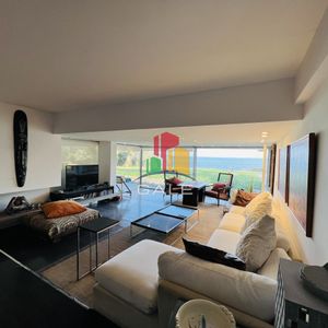 Venta De Destacado Apartamento En Punta Ballena, Acantilados.