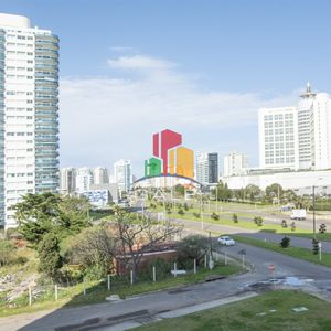 Departamento De 2 Dormitorios En Venta En Torre Moderna A Metros De Playa Mansa.