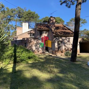 Casa En Pinares De Solida Construcción