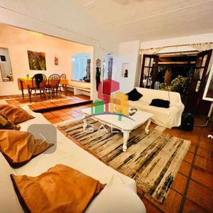 Vende Casa En Punta Del Este De 4 Dormitorios.