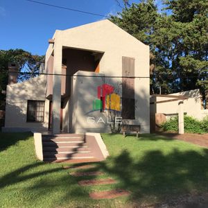 Venta, Casa De 4 Dormitorios En Playa Mansa, Con Piscina Y Parrillero