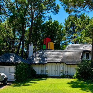 Chalet De 4 Dormitorios, Piscina Y Parrillero En Venta, Zona Tranquila. Punta Del Este.