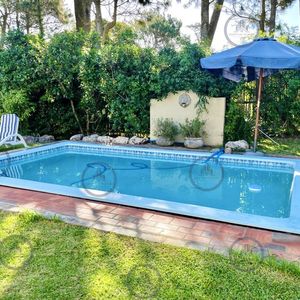 Muy Buena Casa De 3 Dormitorios Y Piscina A Una Cuadra De Playa Mansa