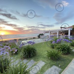 Exclusiva Casa Sobre La Playa De Solanas. Excelentes Vistas,  Piscina Y Parrillero Con Vista Al Mar.