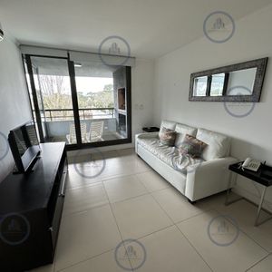 A La Venta Apartamento, 2 Dormitorios En Punta Del Este, Edificio Con Servicios