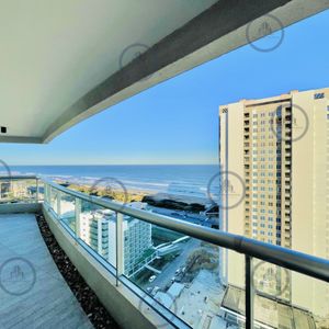 Apartamento De 3 Dormitorios Y Dependencia, Con Parrillero Y Vista Al Mar En Playa Brava, Punta Del Este