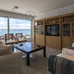 Excelente Apartamento De 2 Dormitorios Y Dependencia De Servicio En Playa Mansa