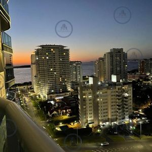 Moderno Apartamento De 2 Dormitorios En Venta, Playa Mansa
