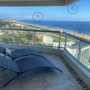 Venta De Gran Apartamento De 3 Dormitorios Con Parrillero Propio En Playa Brava, Punta Del Este