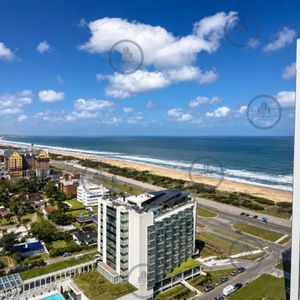 Venta De Gran Apartamento De 3 Dormitorios Con Parrillero Propio En Playa Brava, Punta Del Este