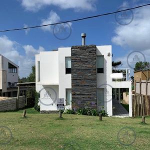 Venta De Casa Minimalista De Tres Dormitorios En Altos De Punta Piedras, Manantiales