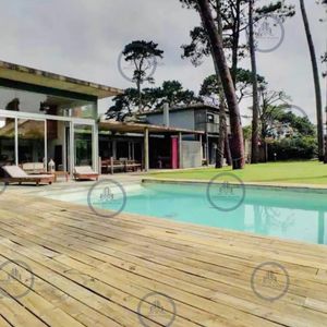 Moderna Casa De 4 Dormitorios Y Piscina En Playa Mansa, Alquiler De Temporada