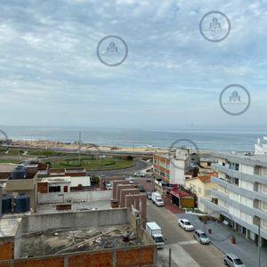 Apartamento De 3 Dormitorios Y Parrillero En Alquiler, Playa Mansa Punta Del Este