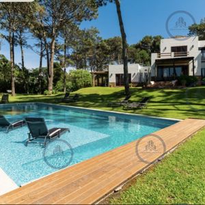 Excelente Casa De 5 Dormitorios Mas Dependencia Y Gran Parque A 200 Metros De La Playa De Montoya En Alquiler De Temporada