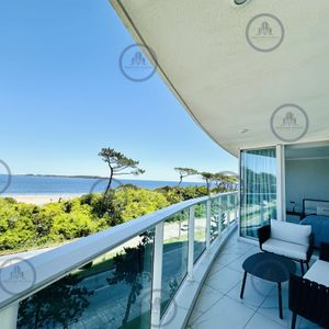 Apartamento Frente Al Mar De 3 Dormitorios Y Dependencia En Playa Mansa, Punta Del Este