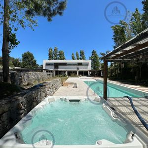 Casa De 6 Dormitorios En Barrio Privado Con Piscina, Alquiler Anual, Punta Del Este
