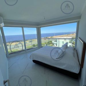 Alquiler Anual, Moderno Apartamento Frente Al Mar De 2 Dormitorios En Playa Mansa, Punta Del Este