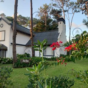 Casa De 3 Dormitorios Más Dependencia Y Piscina, En Aidy Grill Punta Del Este, Ubicada A Pasos Del Mar
