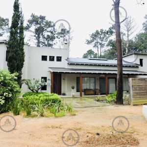 Alquiler De Temporada Casa En Barrio Privado Laguna Blanca 5 Dormitorios Más Dependencia Y Piscina
