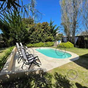 Decidite A Veranear En Esta Amplia Propiedad Que Lo Tiene Todo; Con Piscina, Hermoso Parrillero Techado, Cerco Perimetral Y Cocheras