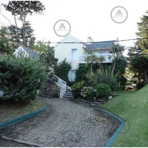 Muy Buena Casa De 5 Dormitorios En Playa Mansa