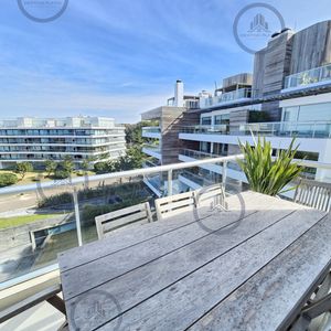 Moderno Apartamento En Venta De 2 Dormitorio Y Parrillero En Playa Brava, Punta Del Este