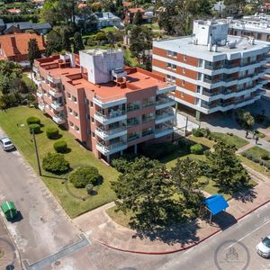 Apartamento De 2 Dormitorios En Alquiler Anual O Invernal Frente Al Mar, Playa Mansa Punta Del Este