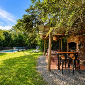 Casa De 3 Dormitorios + Dependencia, Con Piscina Climatizada Y Parrillero, A 400 Metros Del Mar. Rincón Del Indio, Punta Del Este