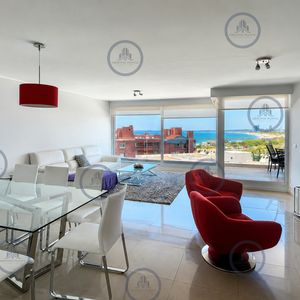 Moderno Apartamento De 3 Dormitorios En Playa Mansa, A Metros Del Mar
