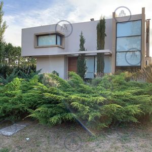 Excelente Casa En Alquiler Anual, 4 Dormitorios Y Piscina En Barrio Privado, Punta Del Este