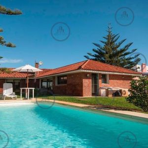 Excelente Casa De 4 Dormitorios Y Piscina A Una Cuadra Del Mar